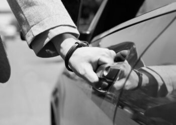 ACONTECEU DE NOVO: Carro é arrombado no Centro Histórico de Paranaguá