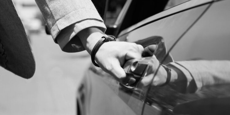 ACONTECEU DE NOVO: Carro é arrombado no Centro Histórico de Paranaguá