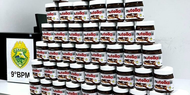 Homem usando tornozeleira eletrônica é flagrado furtando 43 potes de creme de avelã em supermercado de Paranaguá