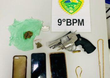 PM prende casal que roubou celular na Vila Portuária em Paranaguá; a assaltante carregava um simulacro de revólver