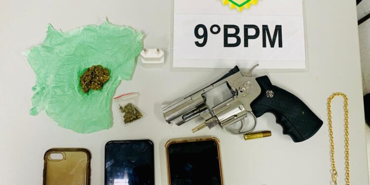 PM prende casal que roubou celular na Vila Portuária em Paranaguá; a assaltante carregava um simulacro de revólver