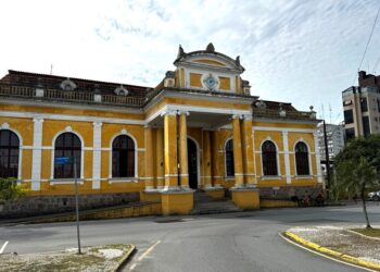 Turistando na Ilha do Mel FM: Estação Ferroviária de Paranaguá completa 103