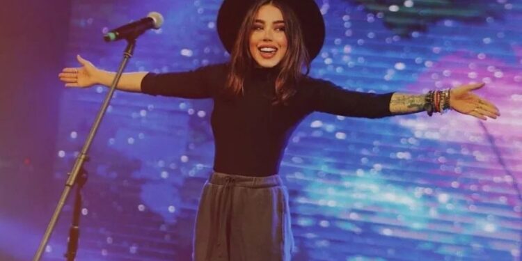 Cantora gospel Julliany Souza faz show em homenagem às Mães e aos Trabalhadores em Pontal do Paraná