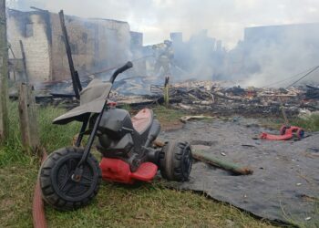 “Foi muito rápido, não deu tempo de salvar nada”: mãe e filhos perdem tudo em incêndio na Ilha dos Valadares