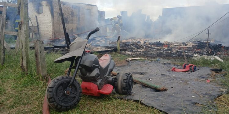“Foi muito rápido, não deu tempo de salvar nada”: mãe e filhos perdem tudo em incêndio na Ilha dos Valadares