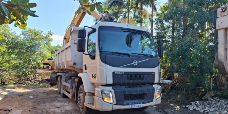 AIFA remove entulhos na Vila do Povo e prepara nova fase de recuperação ambiental em Paranaguá