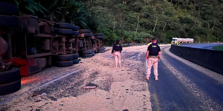 Acidente entre caminhões bloqueia totalmente a BR-277 em Morretes; não há previsão de liberação