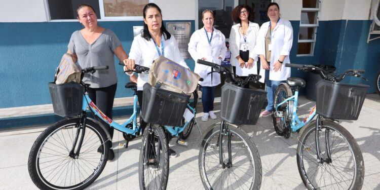 Prefeitura de Pontal do Paraná entrega bicicletas, kits de proteção e uniformes para profissionais de saúde