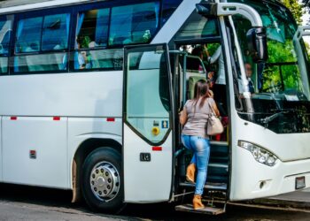 Enquanto outros municípios se omitem, Pontal do Paraná garante transporte a estudantes universitários desde 2019