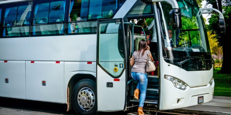Enquanto outros municípios se omitem, Pontal do Paraná garante transporte a estudantes universitários desde 2019