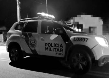 Dupla armada rouba dinheiro e barras de chocolate de farmácia em Paranaguá