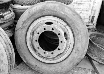 SUSTO: Roda de caminhão se solta e atinge motociclista e carro na Vila São Jorge em Paranaguá