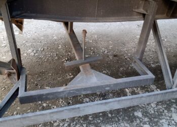 Trio furta estepe de caminhão na Estrada Velha de Alexandra