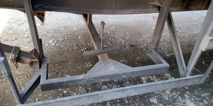 Trio furta estepe de caminhão na Estrada Velha de Alexandra