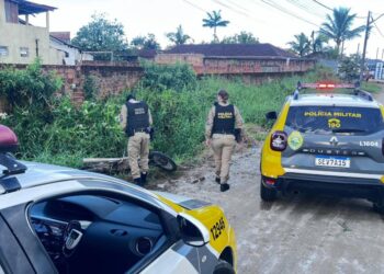Motociclista cai na valeta ao tentar fugir de abordagem policial em Guaratuba; piloto usava tornozeleira eletrônica