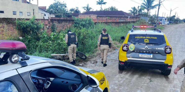 Motociclista cai na valeta ao tentar fugir de abordagem policial em Guaratuba; piloto usava tornozeleira eletrônica