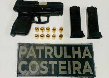 Patrulha Costeira apreende arma de fogo, munições e sacos com fertilizantes durante abordagem de rotina em Paranaguá