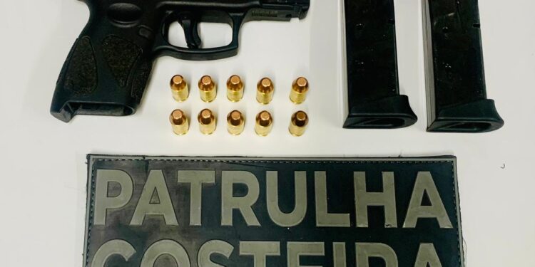 Patrulha Costeira apreende arma de fogo, munições e sacos com fertilizantes durante abordagem de rotina em Paranaguá