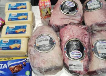 Filhos choram ao ver pai sendo preso por furto de mercadorias em supermercado de Pontal do Paraná