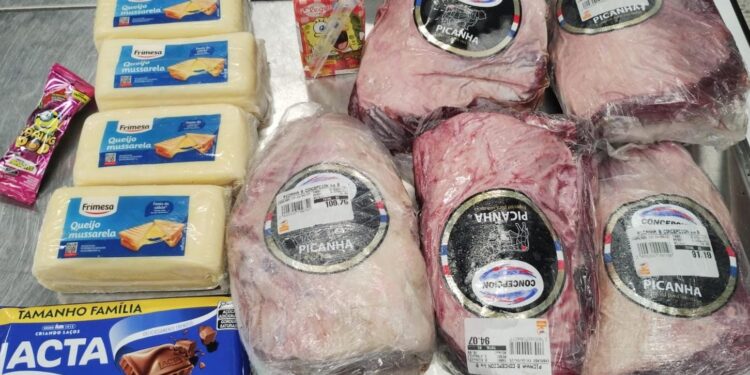 Filhos choram ao ver pai sendo preso por furto de mercadorias em supermercado de Pontal do Paraná