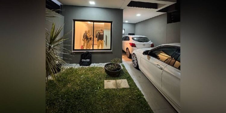 Fornecedores de drogas e armas para grupo criminosa que atuava em Paranaguá são alvos de operação do Gaeco e da Polícia Civil no Paraná e Santa Catarina