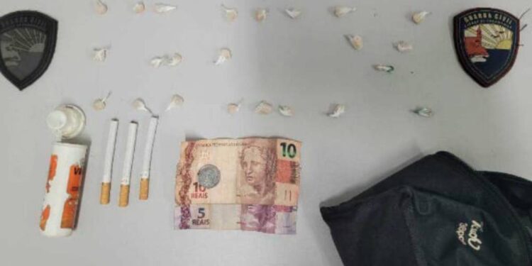 GCM flagra homem comercializando drogas em ponto de ônibus na Vila dos Comerciários em Paranaguá