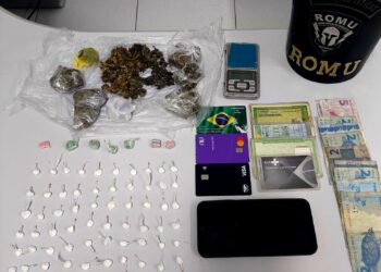 ROMU apreende maconha, cocaína e comprimidos de ecstasy durante abordagem na Vila Guarani; um rapaz foi preso
