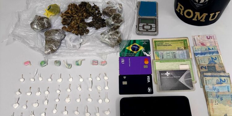 ROMU apreende maconha, cocaína e comprimidos de ecstasy durante abordagem na Vila Guarani; um rapaz foi preso