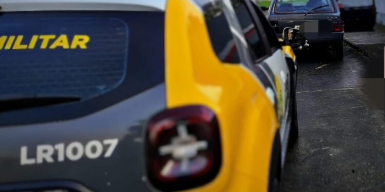 SEM GASOLINA: PM recupera carro com alerta de furto em Paranaguá
