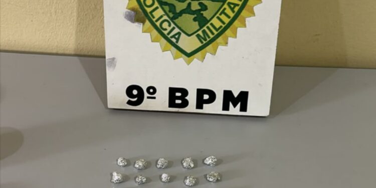 Denúncia de desmatamento e invasão termina com 50 pedras de crack apreendidas pela PM em Matinhos