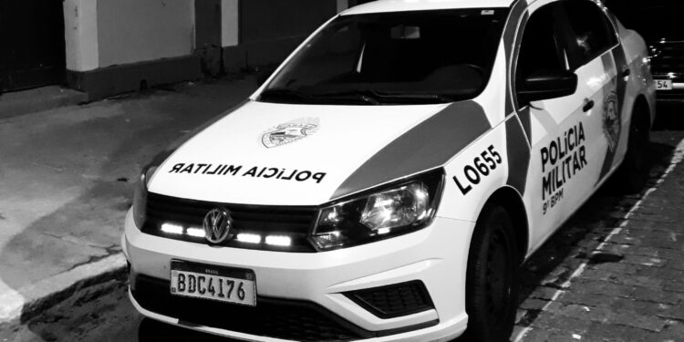 Homem pula balcão de farmácia no Centro Histórico de Paranaguá e rouba dinheiro do caixa