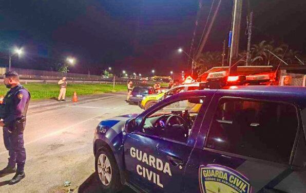 Força-tarefa entre GCM e PM realiza blitz preventiva no Jardim Esperança, em Paranaguá