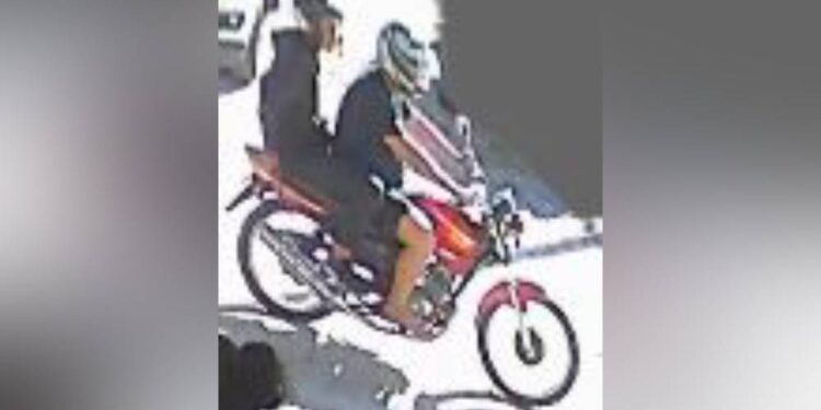 Dupla em motocicleta rouba celular de cadeirante em Matinhos