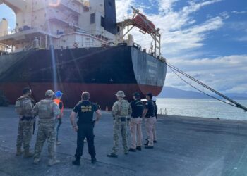 PF resgata três imigrantes clandestinos em navio cargueiro em Paranaguá