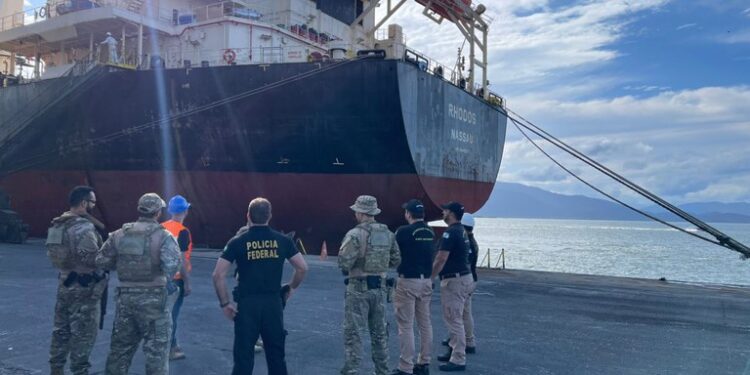 PF resgata três imigrantes clandestinos em navio cargueiro em Paranaguá