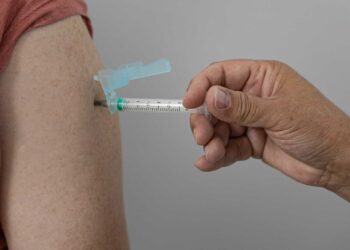 Com doenças respiratórias em alta, Paraná reforça vacinação