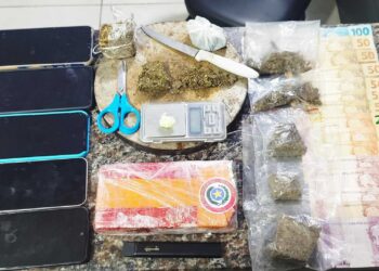 Casa usada como ponto de venda de drogas é alvo de abordagem policial em Morretes; dois adolescentes foram encontrados no imóvel