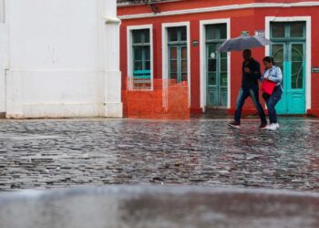 Nova frente fria traz chuva e reduz temperaturas no Paraná