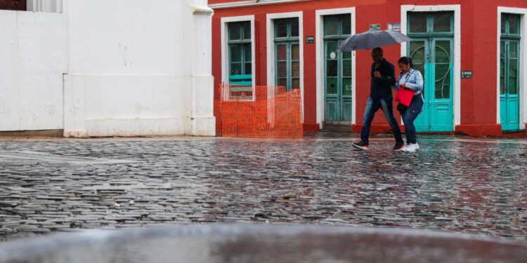 Nova frente fria traz chuva e reduz temperaturas no Paraná