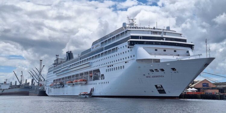 Cruzeiros impulsionam turismo internacional no litoral do Paraná