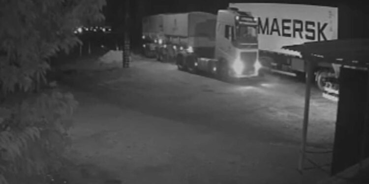 Bitrem tomba em valeta na lateral da BR-277 em Paranaguá; veja o vídeo