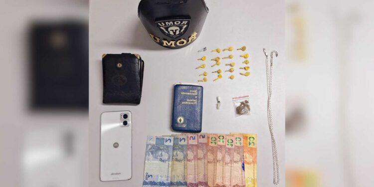 Homem é flagrado pela ROMU com pedras de crack, porção de cocaína e bucha de maconha no Jardim Jacarandá