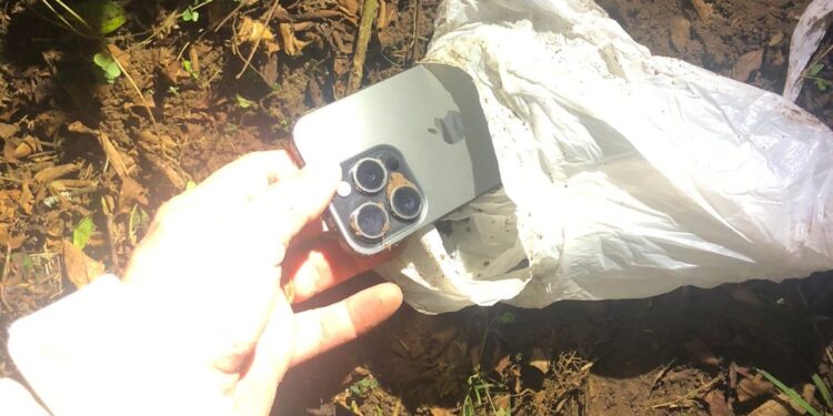 “Enterrou o celular e fugiu”: rastreador ajuda PM a encontrar iPhone roubado em Paranaguá