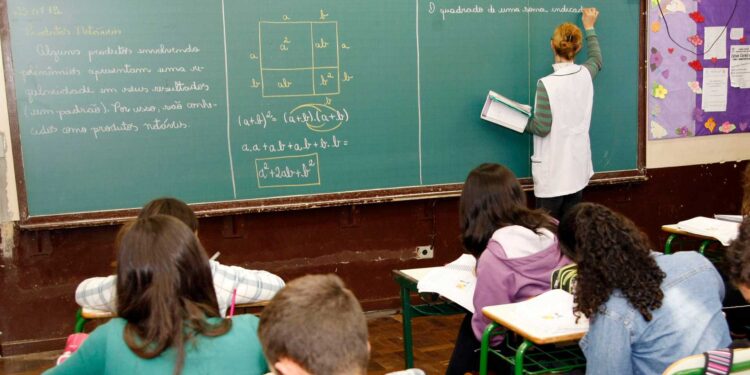 Reajuste salarial dos professores da rede estadual do Paraná é sancionado