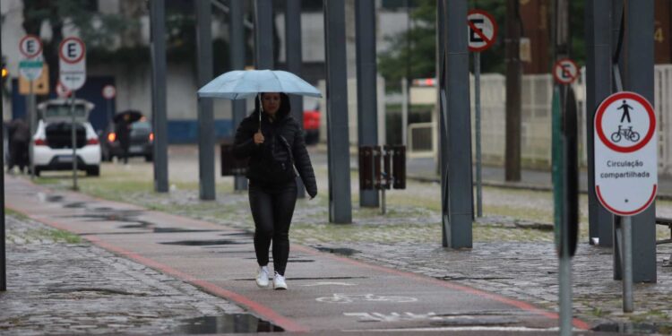 Após dias congelantes, fim de semana será chuvoso no Paraná