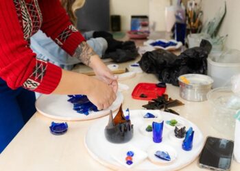 Matinhos pode perder único ateliê do Litoral dedicado à reciclagem artística de vidro; projeto ameaça ser desmontado