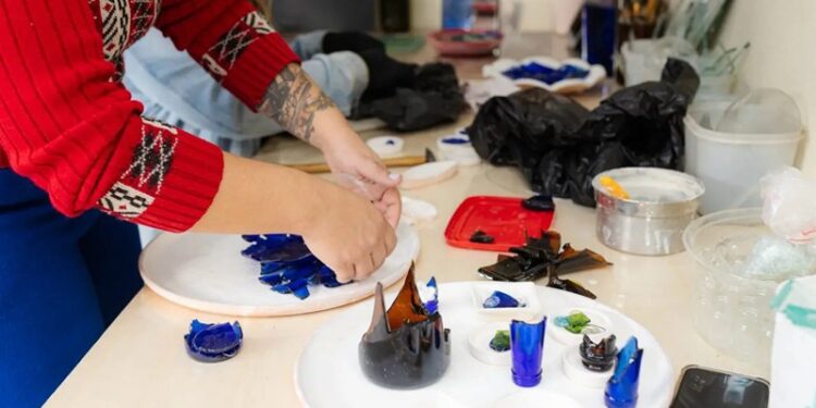 Matinhos pode perder único ateliê do Litoral dedicado à reciclagem artística de vidro; projeto ameaça ser desmontado