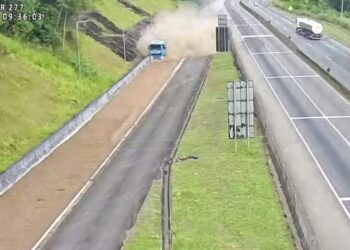 TRÂNSITO: Carreta carregada com farelo de soja invade área de escape da BR-277 em Morretes