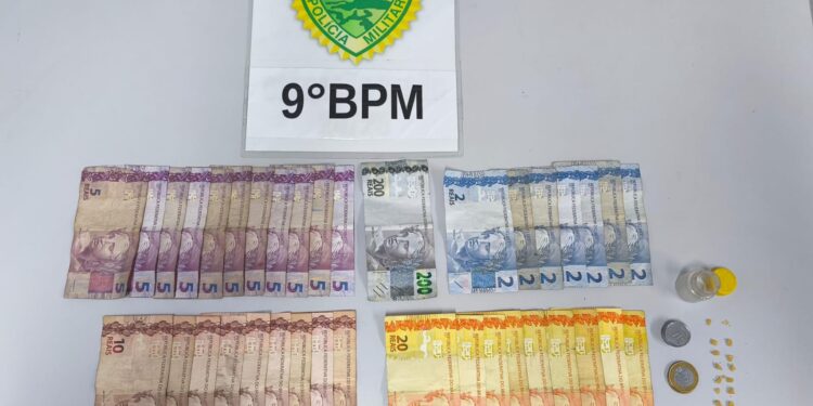 PM apreende pedras de crack e dinheiro durante abordagem de rotina no bairro Emboguaçu em Paranaguá
