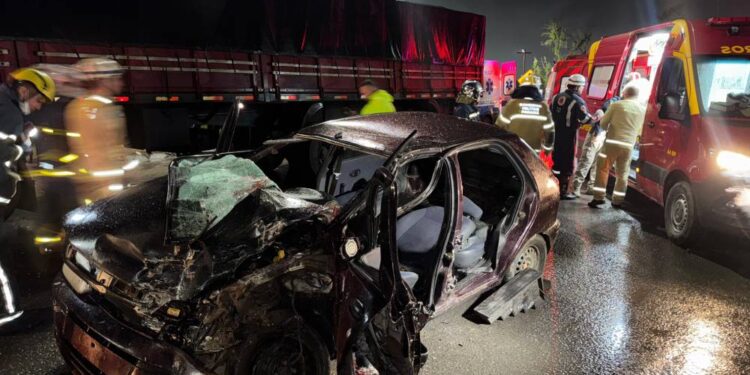 Acidente entre carros e caminhões termina com 5 feridos; colisão aconteceu no km 2 da BR-277